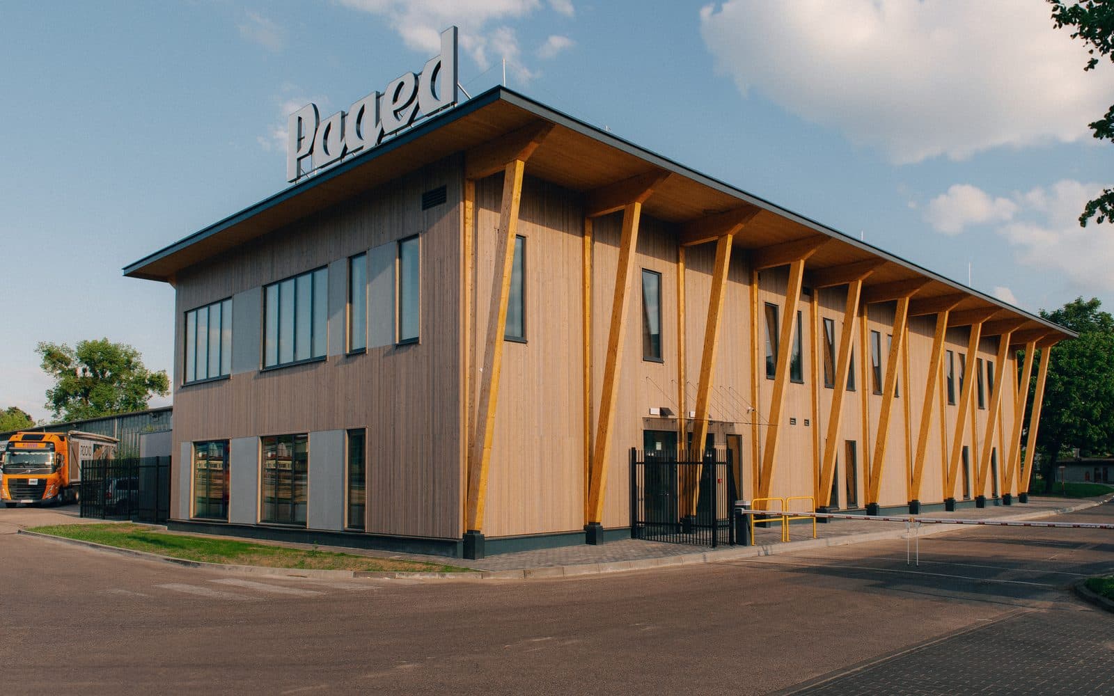 Siedziba Paged LabTech - drewniany budynek, w którym mieści się centrum badań, rozwoju i innowacji PAGED w dziedzinie materiałów drewnopochodnych.